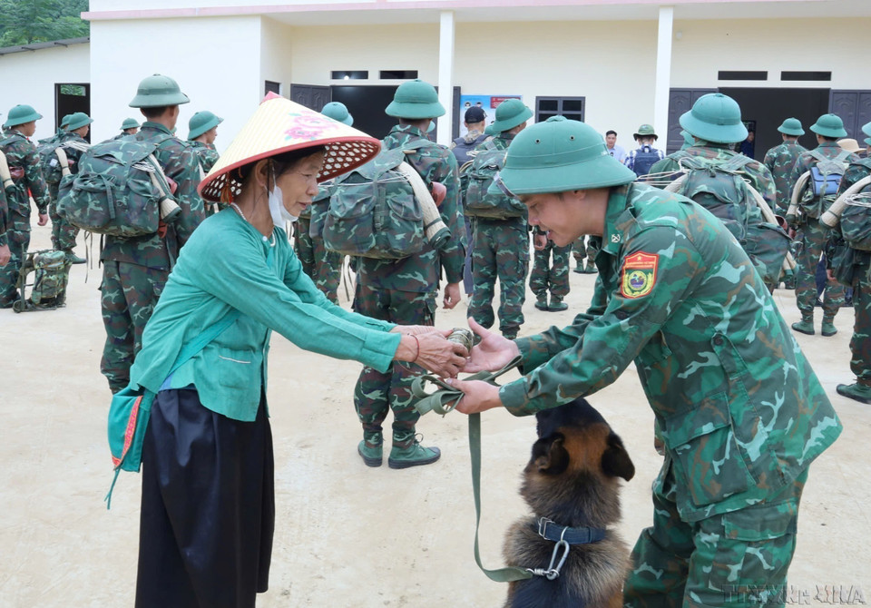 Locals bid farewell to young soldiers of Division 316 after more than half a month of searching for victims missing following tropical storm Wipha (Storm No. 3) in Nu village, Bao Yen district, northern Lao Cai province (September 2024). (Photo: VNA)