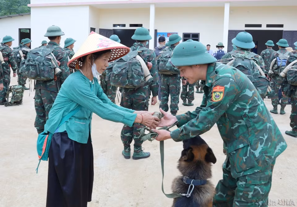 Locals bid farewell to young soldiers of Division 316 after more than half a month of searching for victims missing following tropical storm Wipha (Storm No. 3) in Nu village, Bao Yen district, northern Lao Cai province (September 2024). (Photo: VNA)