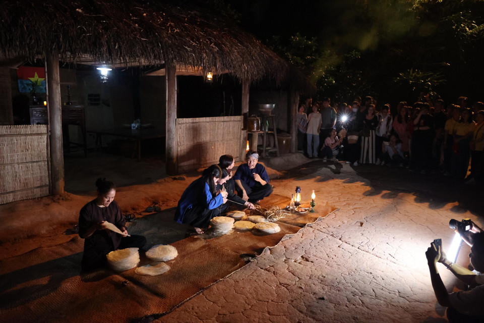 Scenes of daily life in the liberated zone are re-enacted during a night tour at the Cu Chi Tunnels. (Photo: VNA)