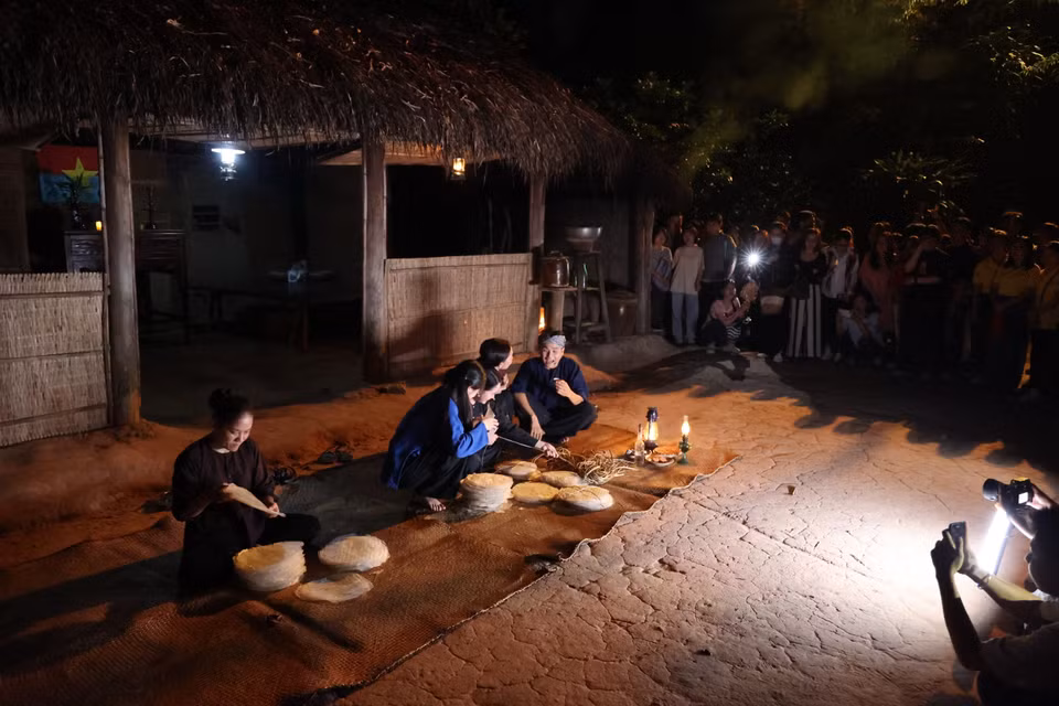 Scenes of daily life in the liberated zone are re-enacted during a night tour at the Cu Chi Tunnels. (Photo: VNA)