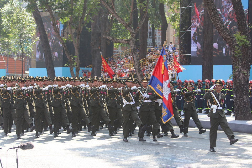 The Royal Cambodian Armed Forces contingent participates in the full dress rehearsal for the 50th anniversary of the Liberation of the South and National Reunification. (Photo: VNA)