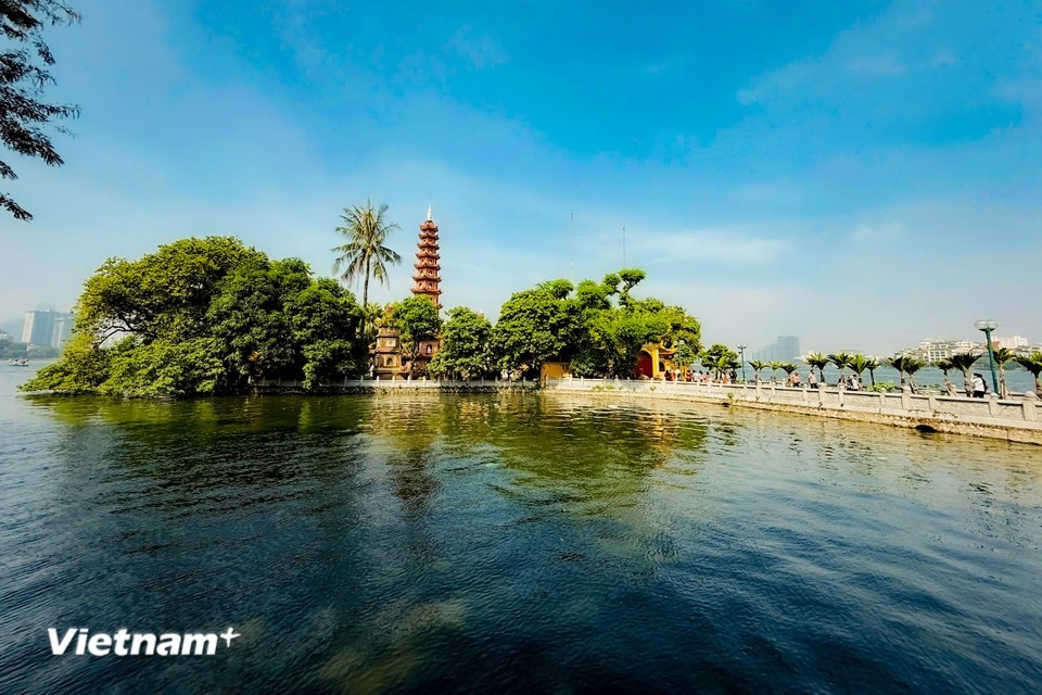 In West Lake, a sense of tranquillity fills the mind, not only thanks to the poetic scenery of the calm lake. (Photo: Vietnam+)