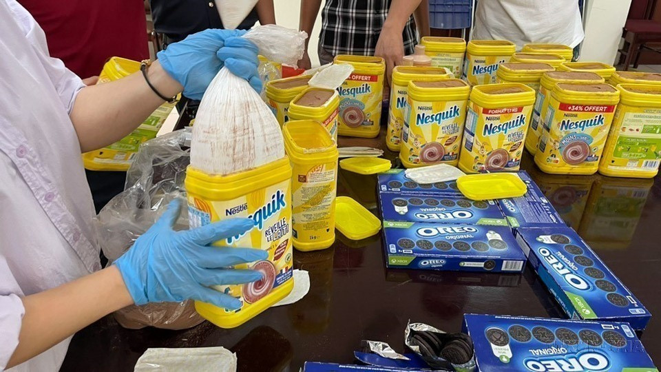 Authorities uncover 19 kilograms of white crystalline powder suspected to be ketamine, disguised in product boxes within a shipment from France to Vietnam. (Photo: published by VNA)