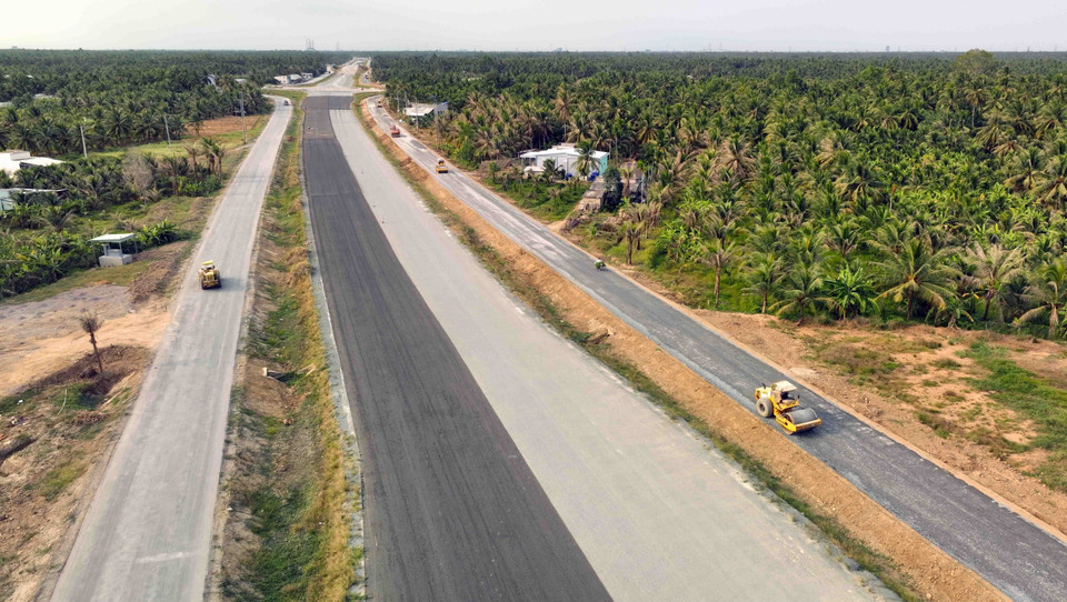 Road section connected to Rach Mieu 2 Bridge in Chau Thanh district, Ben Tre province. (Photo: VNA)