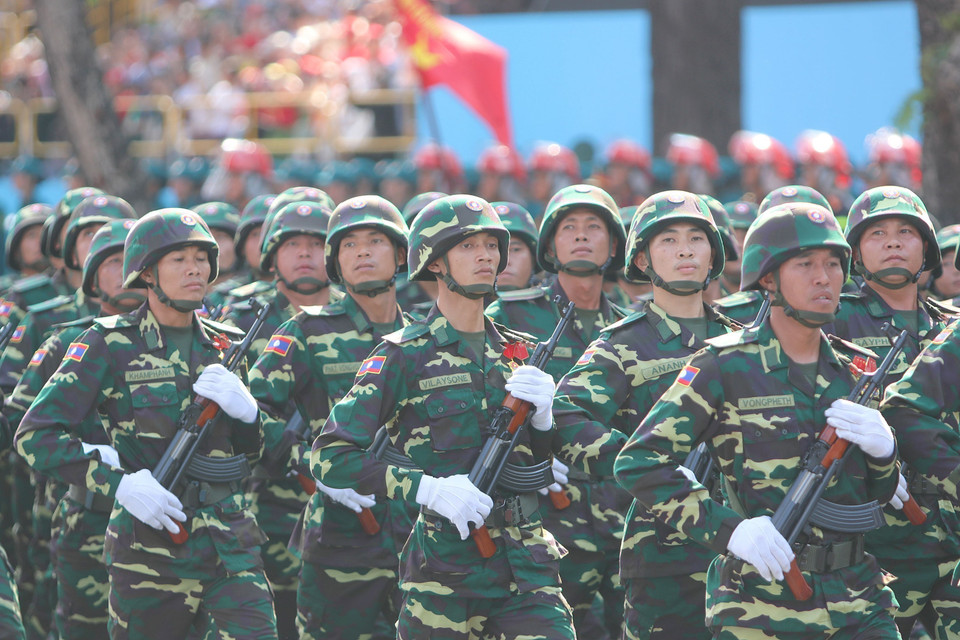 The Lao military contingent participates in the full dress rehearsal for the 50th anniversary of the Liberation of the South and National Reunification. (Photo: VNA)
