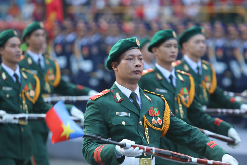 Parade and march-past ceremony during the full dress rehearsal commemorating the 50th anniversary of the Liberation of the South and National Reunification. (Photo: VNA)