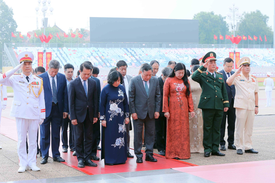 A delegation of the Hanoi Party Committee, People’s Council, People’s Committee and Vietnam Fatherland Front Committee of Hanoi pay tribute to President Ho Chi Minh. (Photo: VNA)