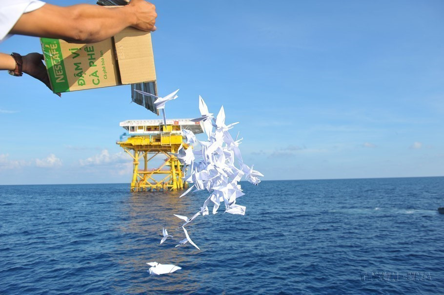 Origami cranes folded by members of the “Youth Journey in Solidarity for a Green Truong Sa” initiative were released into the sea in memory of the soldiers who laid down their lives on the southern continental shelf of Vietnam (2016). (Photo: VNA)