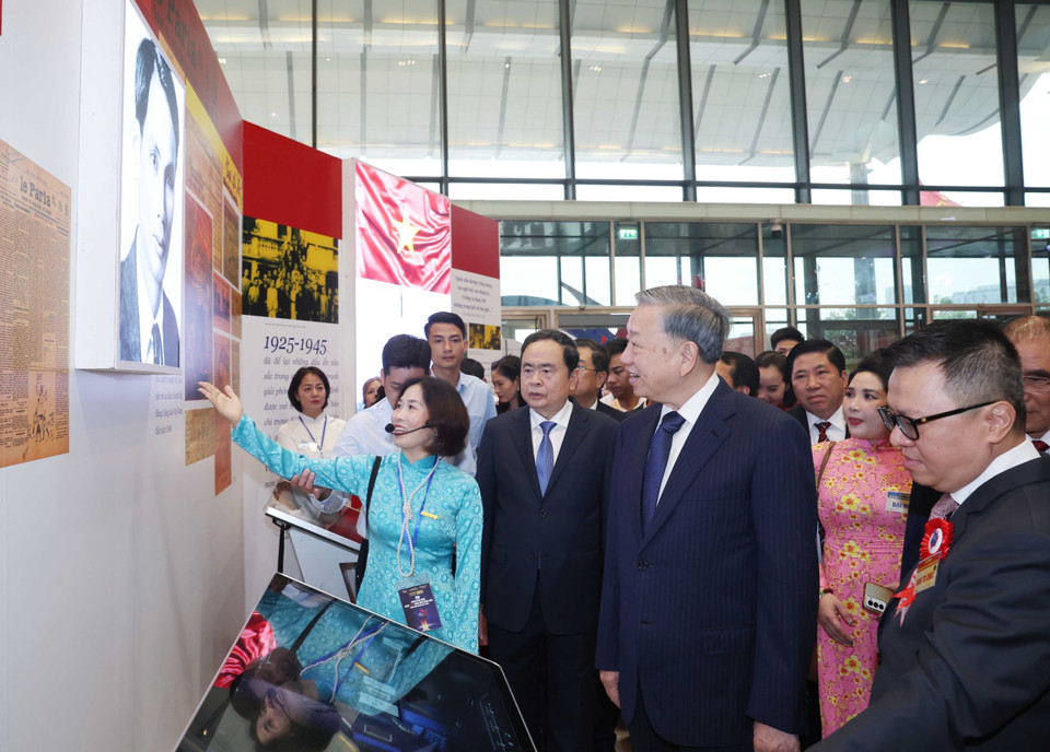 Party General Secretary To Lam, leaders and former leaders of the Party and State, and delegates tour the photo and document exhibition showcasing the 100-year history of Vietnam’s revolutionary press; achievements and trends in journalism’s development in the new era; and displays of modern journalism and communication technologies. (Photo: VNA)