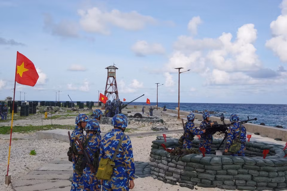 Officers and soldiers of the Naval Region 4 Command carry out tasks to guard and protect the nation's seas and islands. (Photo: Published by VNA)