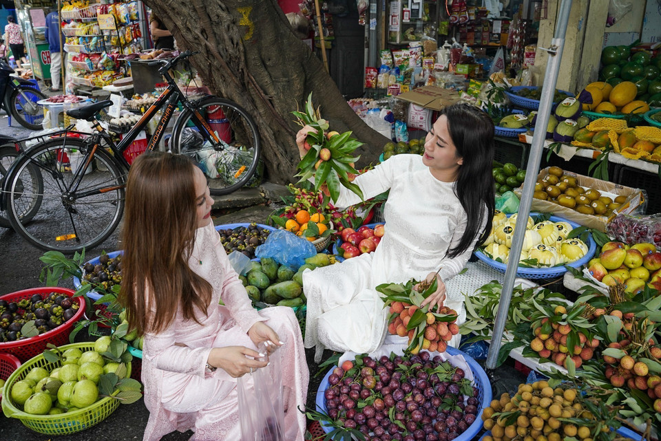 Doan Ngo Festival coincides with the peak season of many fruits, especially those with sweet or sour flavours such as plums and lychees. (Photo: VNA)