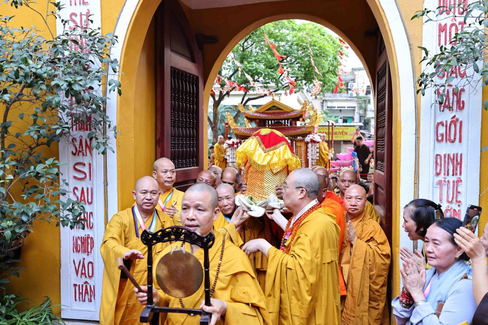 Procession of Buddha’s relic to Quan Su Pagoda (Photo: VNA)
