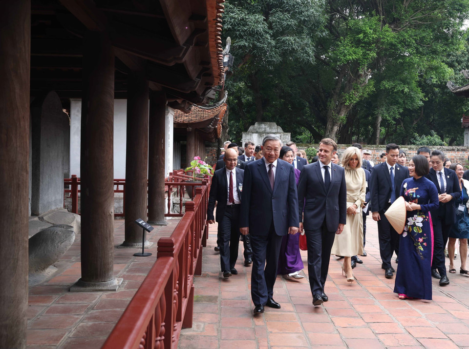 The two couples tour the Doctoral Steles Garden. These stelae are recognised by UNESCO as a world documentary heritage. (Photo: VNA)