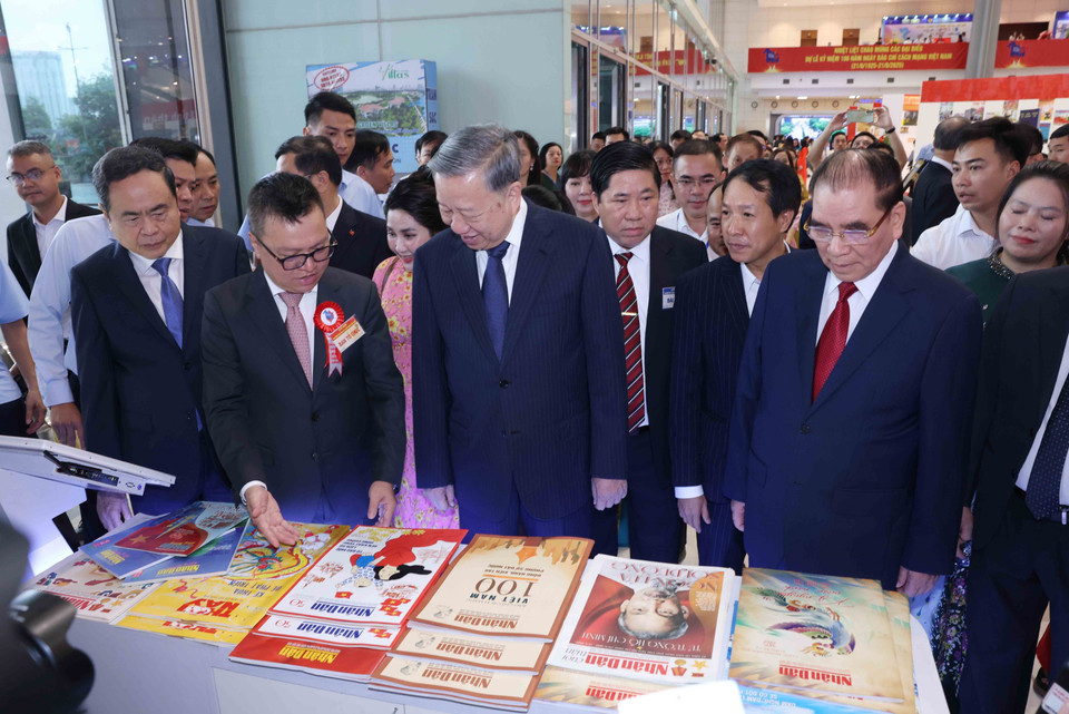 Party General Secretary To Lam and leaders tour the booth of Nhan Dan newspaper. (Photo: VNA)