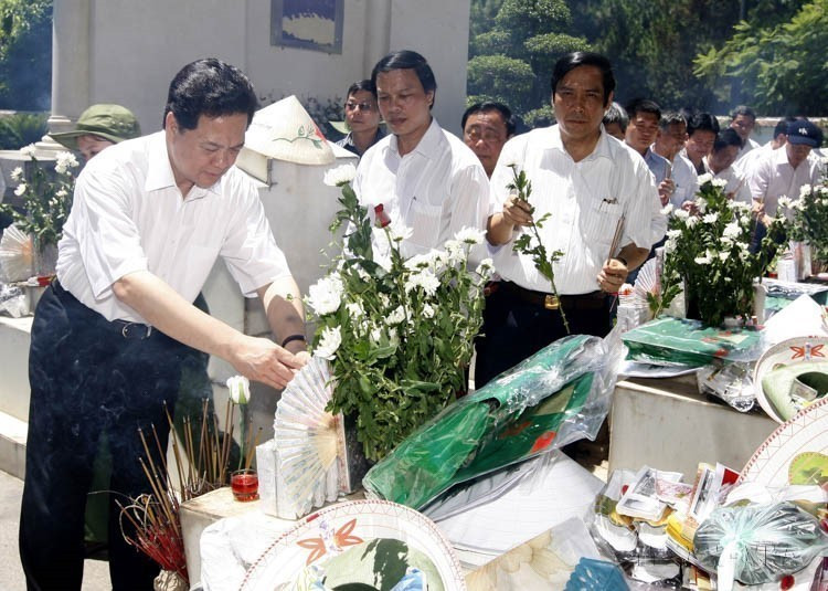 Prime Minister Nguyen Tan Dung and the Government delegation offer incense in memory of female Youth Volunteers at Dong Loc T-junction Historical Site, Ha Tinh (2010). (Photo: VNA)