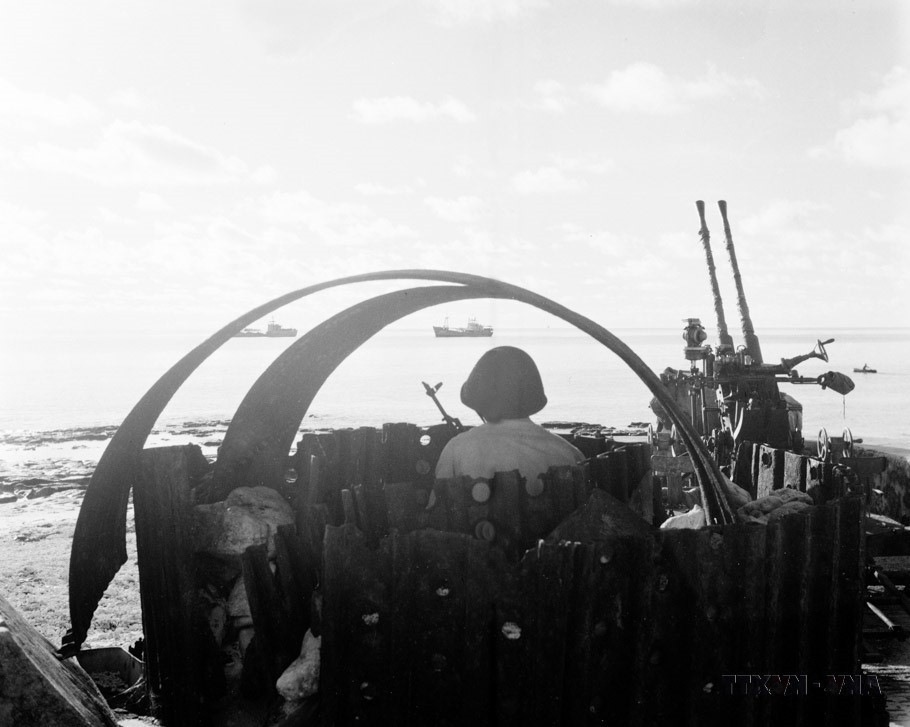 The battle to defend national sovereignty at Gac Ma has awakened the hearts of the Vietnamese people to the sacred duty of protecting the country’s seas and islands. In the photo: Soldiers on An Bang Island stand guard day and night to protect the island (1984). (Photo: VNA)