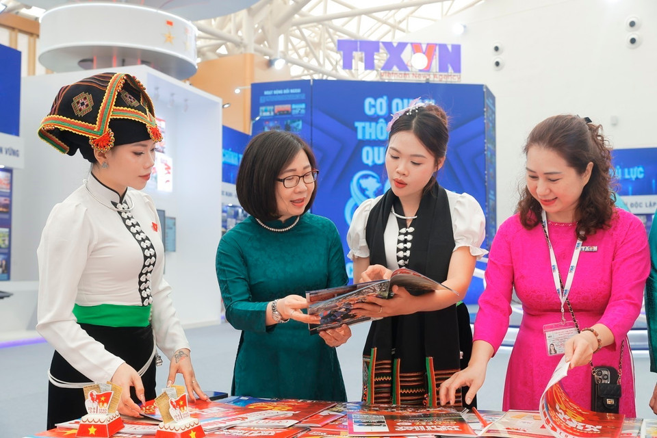 Delegates view publications at the VNA booth. (Photo: VNA)