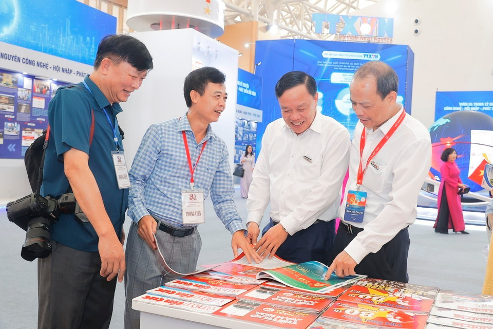 Delegates view publications at the VNA booth. (Photo: VNA)