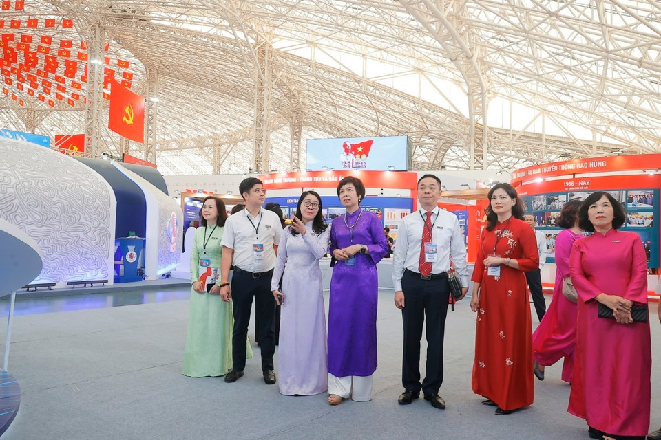 VNA General Director Vu Viet Trang with delegates at the VNA booth at the exhibition. (Photo: VNA)