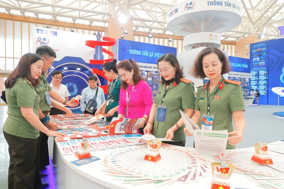 The VNA booth attracts many visitors (Photo: VNA)