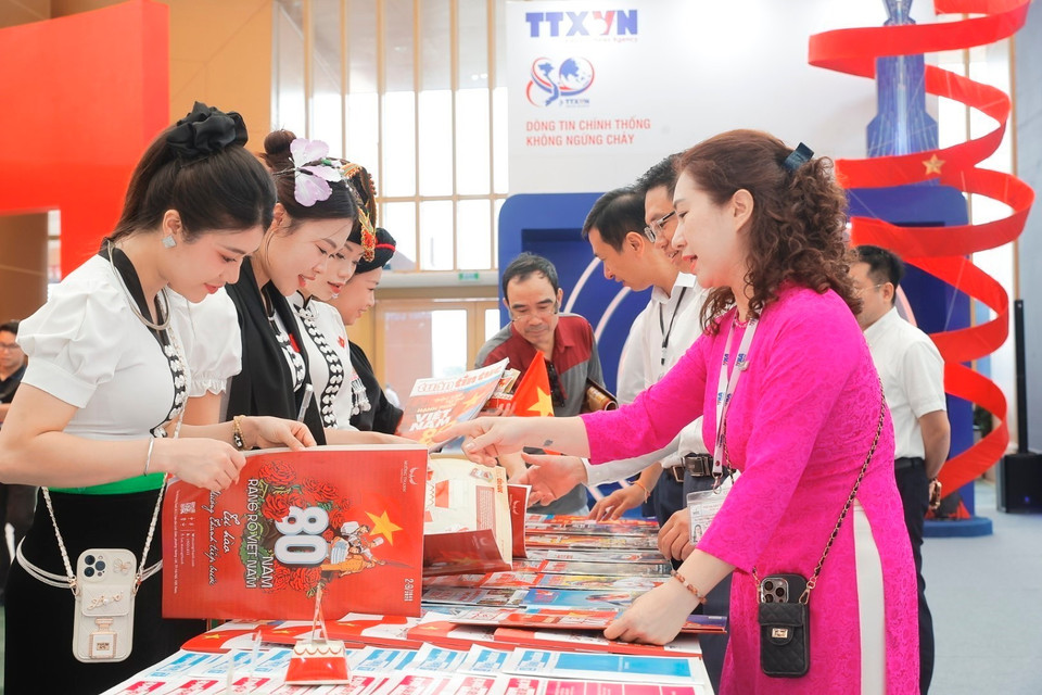 Delegates view publications at the VNA booth. (Photo: VNA)