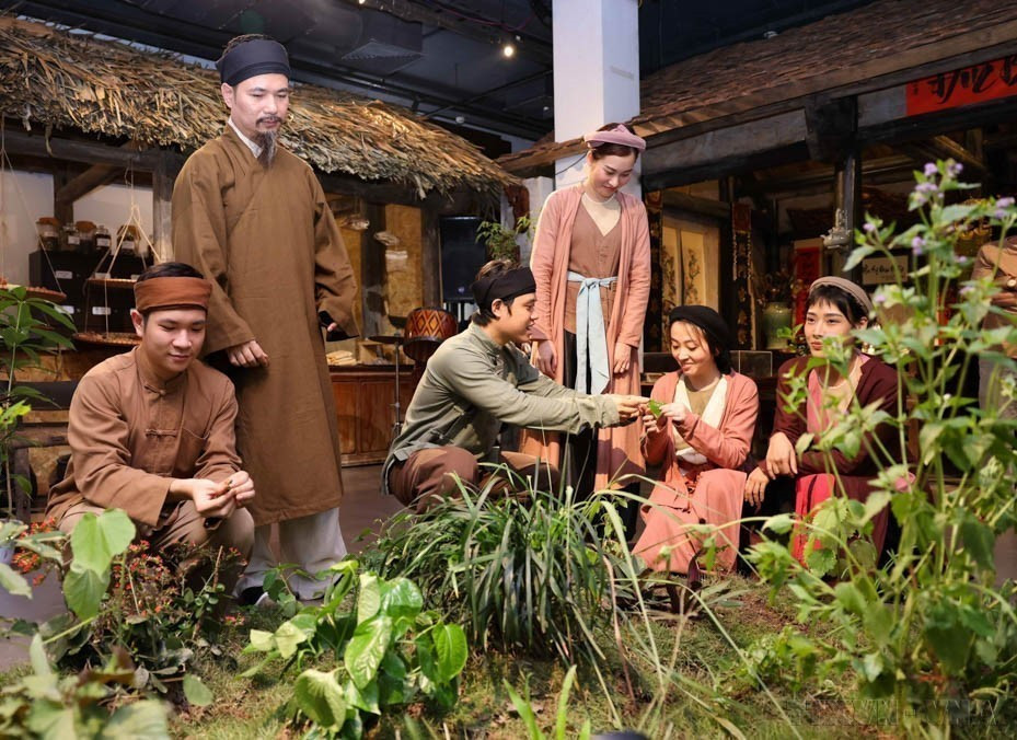 An exhibition featuring medicinal plants, pharmaceutical products, and traditional medicine preparation areas and aiming to honor the practice of Vietnamese traditional medicine takes place at the Old Quarter Cultural Exchange Centre, 50 Dao Duy Tu Street, Hoan Kiem district in Hanoi. (Photo: VNA)