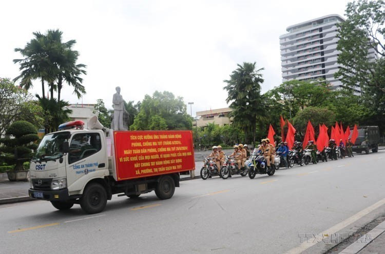 A parade and awareness campaign take place in Cao Bang province in response to the Action Month for Drug Prevention and Control, the International Day Against Drug Abuse and Illicit Trafficking, and the National Day for Drug Prevention and Control (June 26, 2024). (Photo: Chu Hieu – VNA)