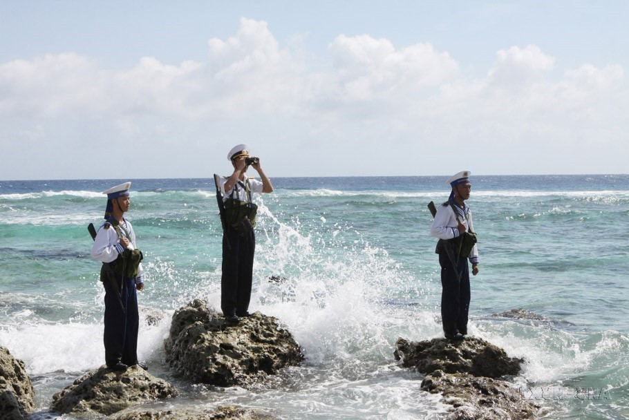 Officers and soldiers on Song Tu Tay Island patrol and monitor maritime targets. (Photo: VNA)