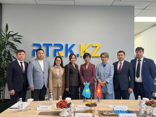 General Director of VNA Vu Viet Trang pays a working visit to the President's Television and Radio Complex of Kazakhstan. (Photo: TRC/VNA)