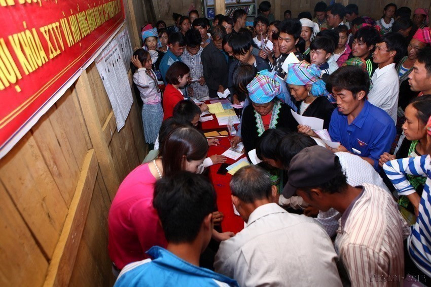 Voters in Say San 3 Hamlet, Nung Nang commune, Tam Duong district, Lai Chau province, exercise their citizen rights and responsibilities at Polling Station No. 2 during the election of deputies to the 14th National Assembly and the People's Councils at all levels for the 2016–2021 term. (Photo: VNA)