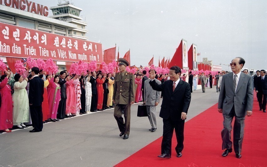 The people of Pyongyang warmly welcome President Tran Duc Luong during his official visit to the DPRK at the welcoming ceremony held at Sunan International Airport, Pyongyang, May 2nd, 2002. (Photo: VNA)