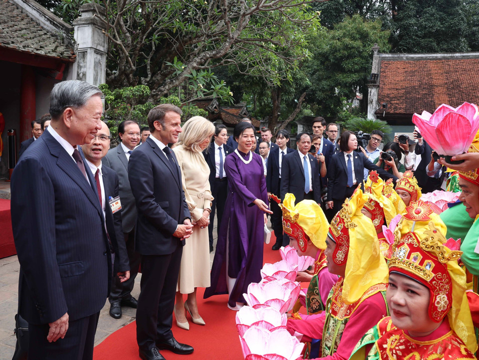 Party General Secretary To Lam and his spouse, together with French President Emmanuel Macron and his spouse enjoy a performance of ‘Nha nhac’ - Vietnamese royal court music (Photo: VNA)