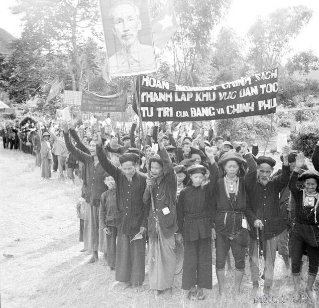 More than 500 people from the Man, Nung, and Tho ethnic groups in Doan Ket Commune (Dai Tu district, Thai Nguyen province) hold a rally in support of the Party and Government's policy to establish the Viet Bac Autonomous Zone (June 1956). (Photo: VNA)