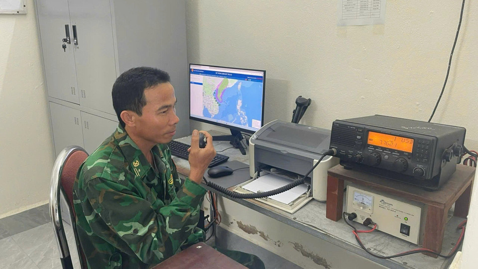Border Guards at stations in Quang Tri maintain communication and call on fishing boats to promptly return to shore to take shelter. (Photo: VNA)