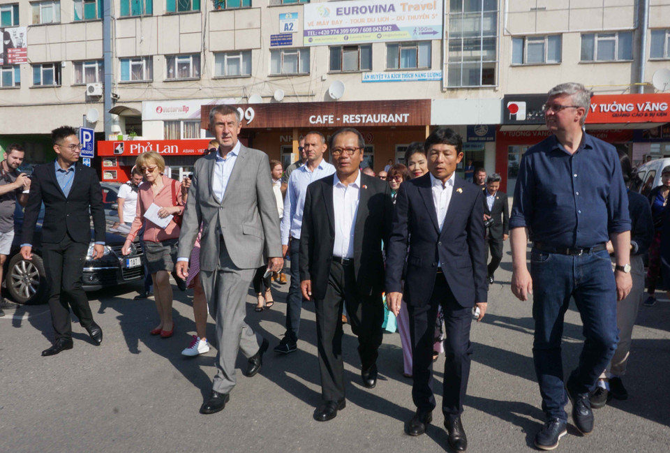 Czech Prime Minister Andrej Babiš visits representatives of the Vietnamese community living and working in the Czech Republic (Prague, September 14, 2021). (Photo: VNA)