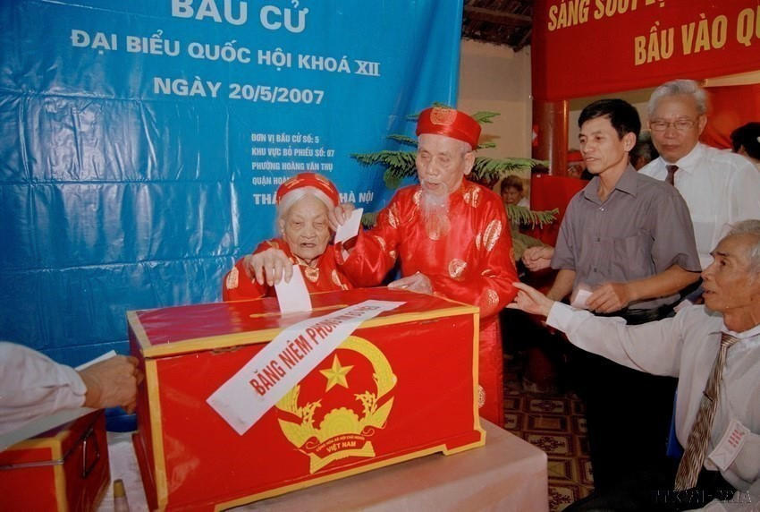 Two centenarians, Vu Dinh Gia and Ngo Thi Muoi, vote for deputies to the 12th National Assembly at Electoral Unit No. 5, Polling Station No. 7, May 20, 2007. (Photo: VNA)