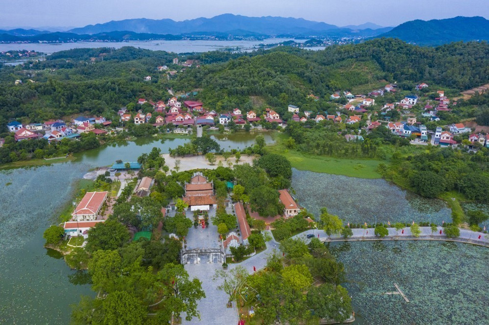 Kiep Bac Temple lies in a valley embraced by the Rong mountain range on three sides, facing the Luc Dau River on the fourth. Covering 13,500 m², the temple is known for its traditional architecture, highlighted by a majestic three-gate entrance. (Photo: VNA)