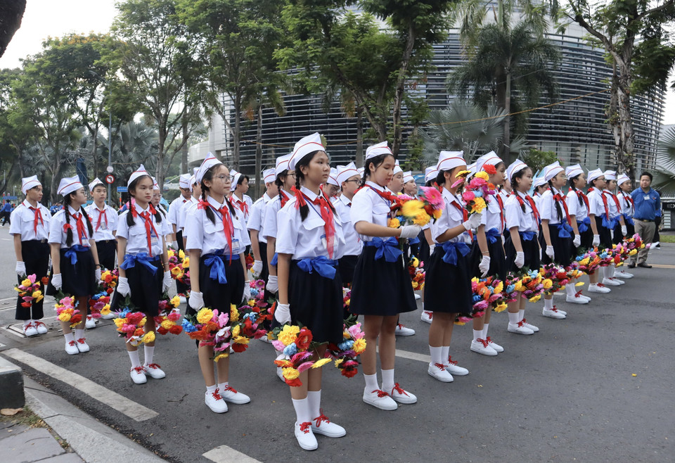 The student team taking their positions ready for the full dress rehearsal. (Photo: VNA)