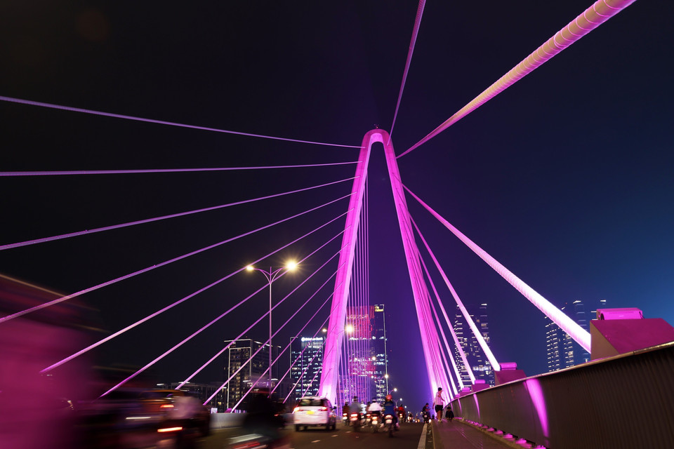 Ba Son Bridge, connecting the city centre with the Thu Thiem urban area, implements phase one of its artistic lighting system at the end of 2024. The city looks to install additional LED lights to create animated effects for each theme. (Photo: VNA)