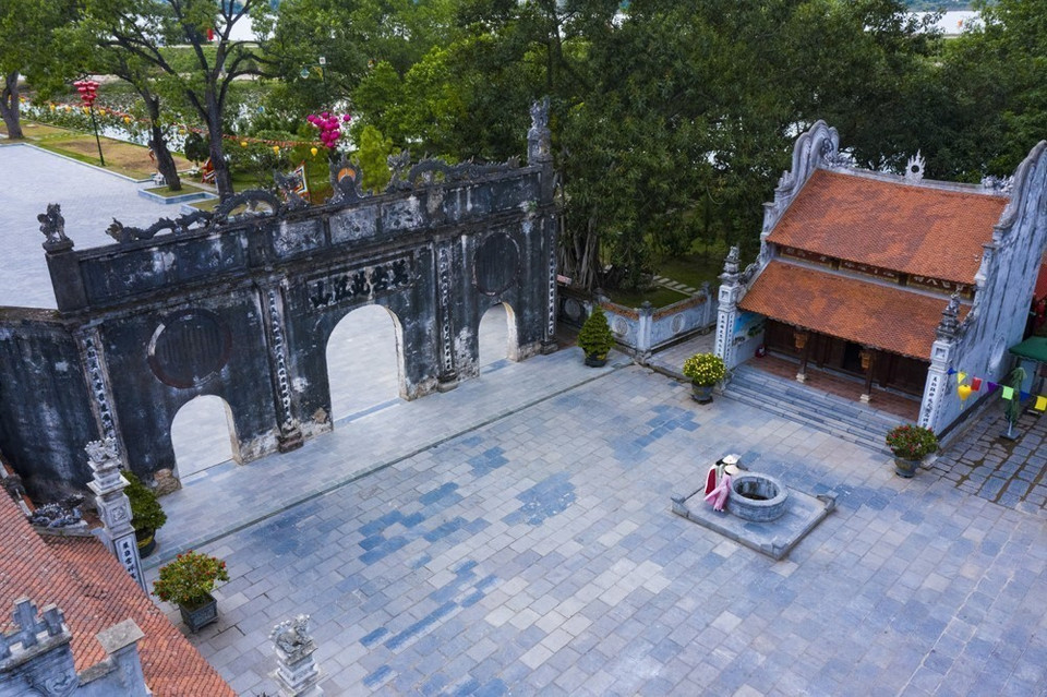 Inside Kiep Bac Temple lies an ancient well called "Jade Well" whose water is inexhaustible. (Photo: VNA)