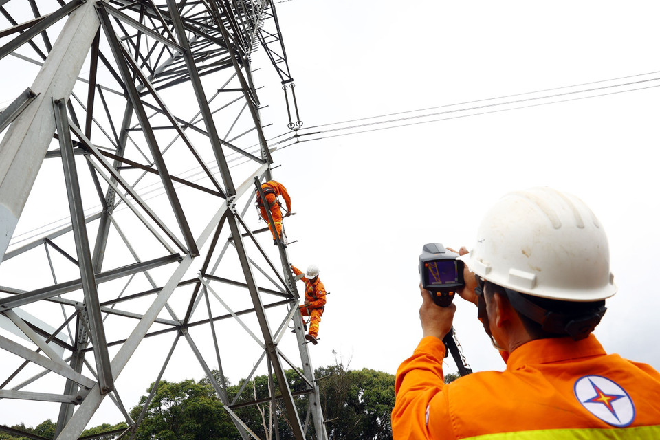 A worker of Lam Dong Power Transmission uses thermal imaging equipment to inspect transmission lines. (Photo: VNA)