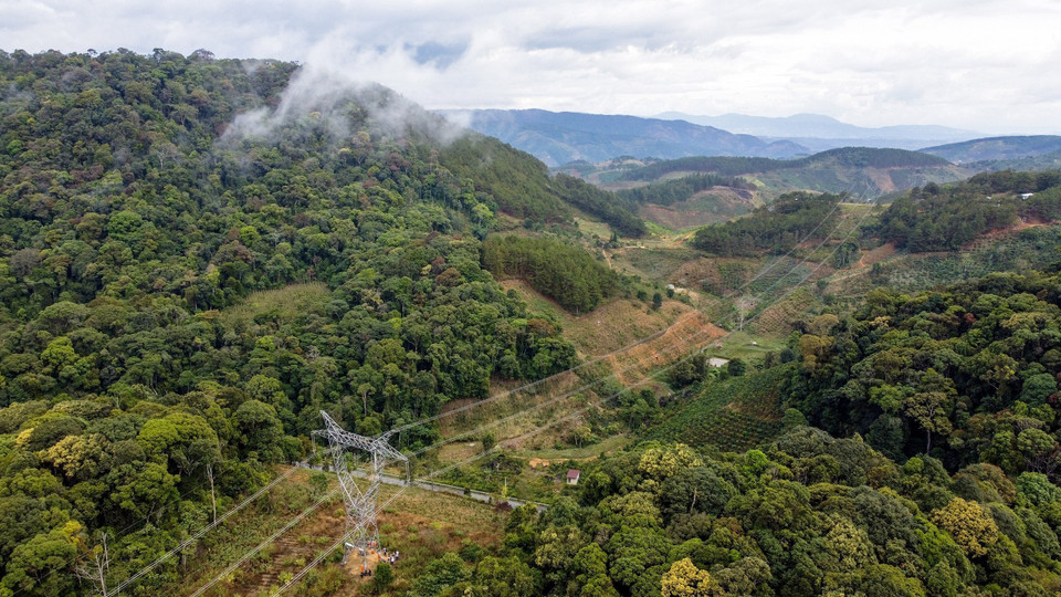 The EaNam – Di Linh 500kV Circuit 2 transmission line near the border of Dak Glong district, Dak Nong province is managed by Lam Dong Power Transmission (an affiliated unit of PCT3). (Photo: VNA)
