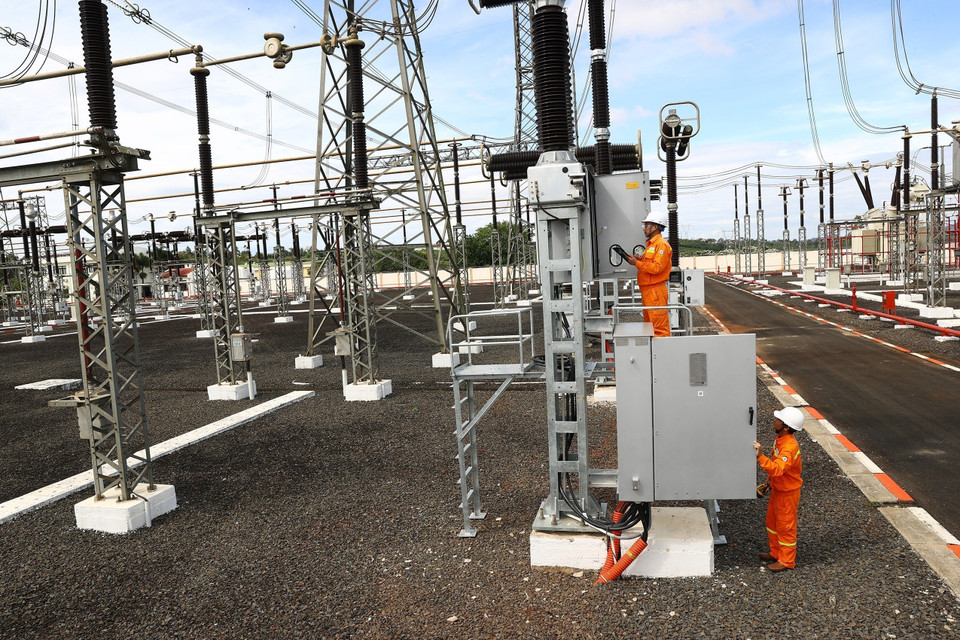 Equipment at the 500kV Di Linh substation in Lam Dong province is inspected. (Photo: VNA)
