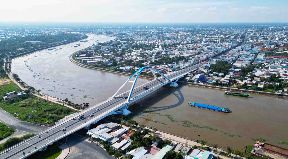 Tran Hoang Na Bridge spans the Can Tho River, linking Cai Rang district and Ninh Kieu district in Can Tho city. (Photo: VNA)