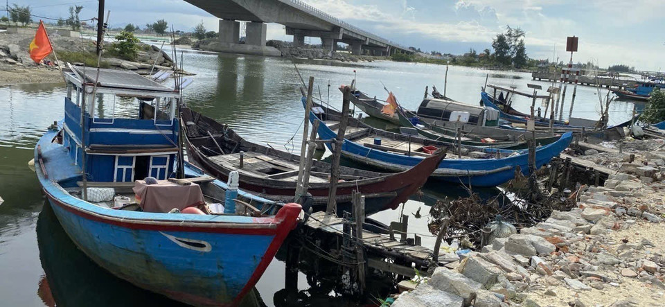Hundreds of fishing boats of residents in Thuan An ward, Hue, have returned to shore for anchorage. (Photo: VNA)