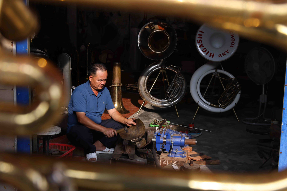 What sets Pham Phao’s brass instrument-making apart is its reliance on manual labour. Brass tubes are flattened and shaped by hand into instruments, using only self-made bending machines and turning tools for complex components. (Photo: VNA)