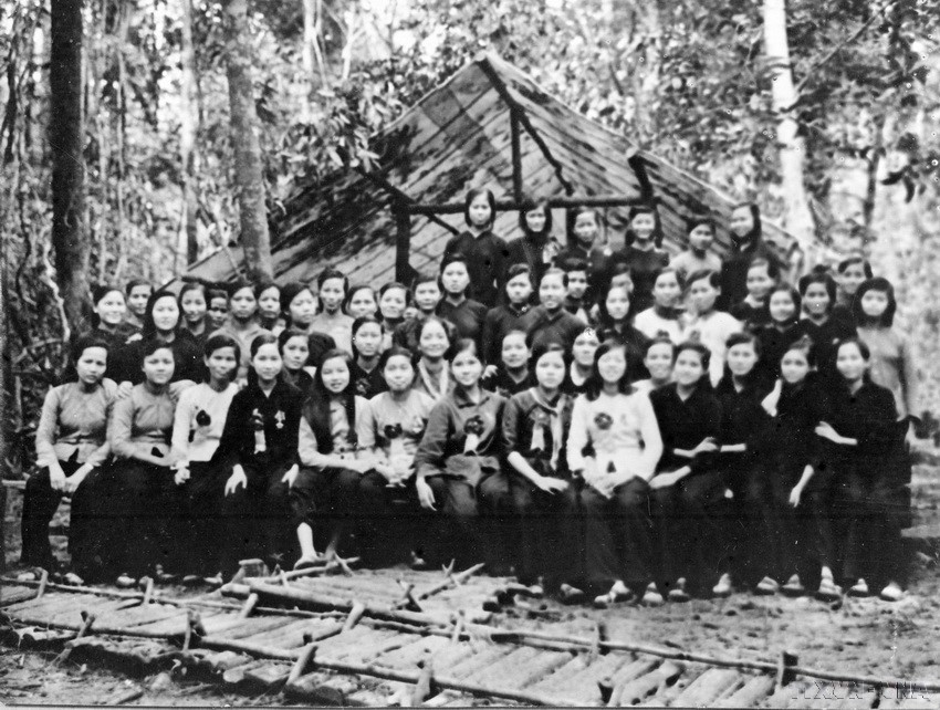 General Nguyen Thi Dinh with female heroes, exemplary fighters, and women officials at the 2nd Congress of Heroes and Emulation Fighters of the People’s Liberation Armed Forces of South Vietnam (September 1967). (Photo: former Liberation News Agency-now Vietnam News Agency)
