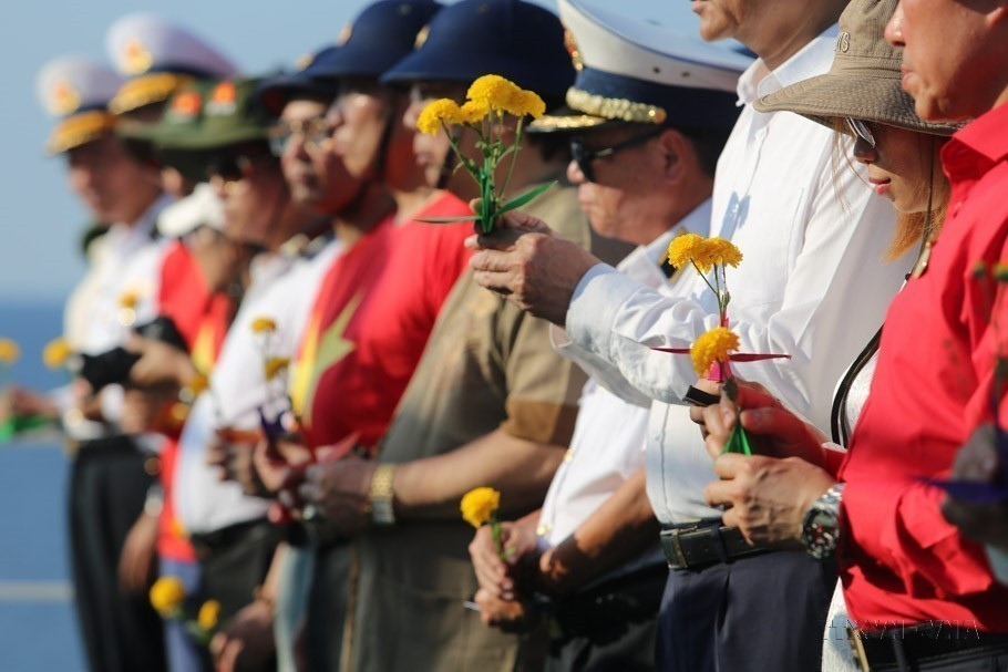 Task Force No. 4 holds a memorial ceremony for the heroic martyrs who sacrificed their lives in the Truong Sa archipelago (2023). (Photo: VNA)