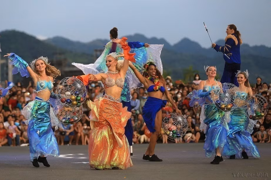 Brazil’s vibrant culture on display at the street carnical in Hoa Binh City, Hoa Binh province on July 31, 2022. (Photo: VNA)