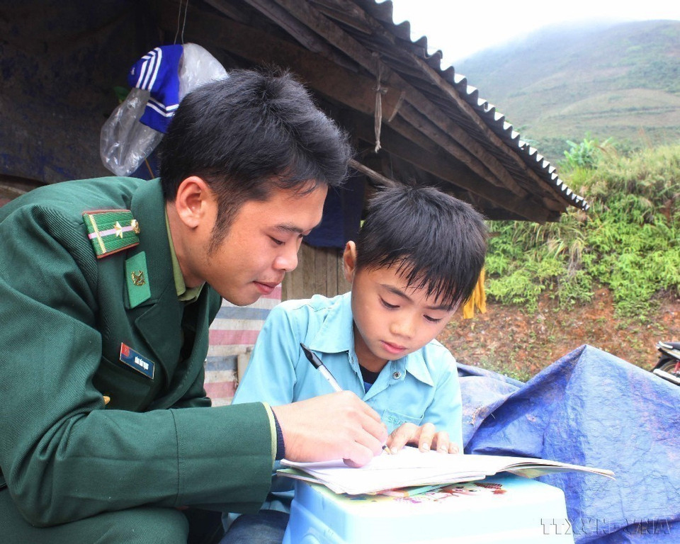 Border guard officers in northern Cao Bang province support disadvantaged children under the programme “Helping children go to school”. (Photo: VNA)